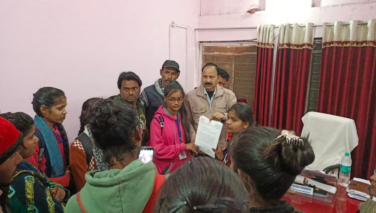 स्नातक महाविद्यालय प्राचार्य के अभद्र व्यवहार व धक्कामुक्की को लेकर छात्राओं ने एसडीएम के नाम सौंपा ज्ञापन-आंचलिक ख़बरें-महेंद्र सिंह राजपूत 1 WhatsApp Image 2023 01 02 at 8.23.24 PM