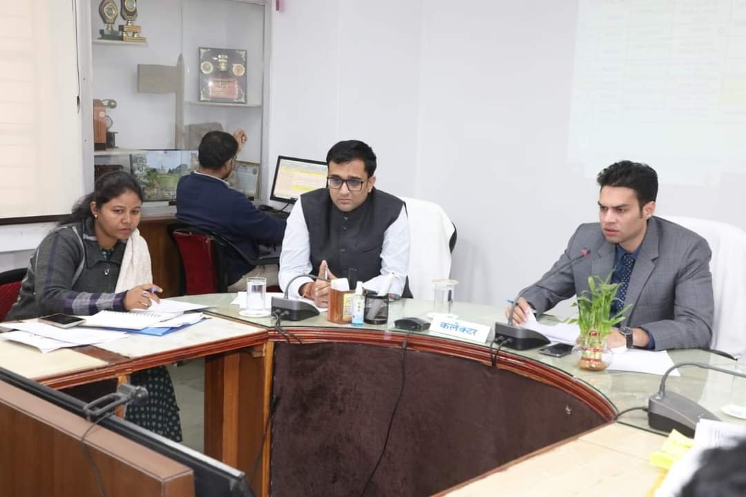 कलेक्टर अवि प्रसाद ने सी.एम. हेल्पलाइन की शिकायतों के निराकरण के दिए निर्देश-आंचलिक ख़बरें- रमेश कुमार पाण्डे 1 WhatsApp Image 2023 01 03 at 8.07.24 AM 1