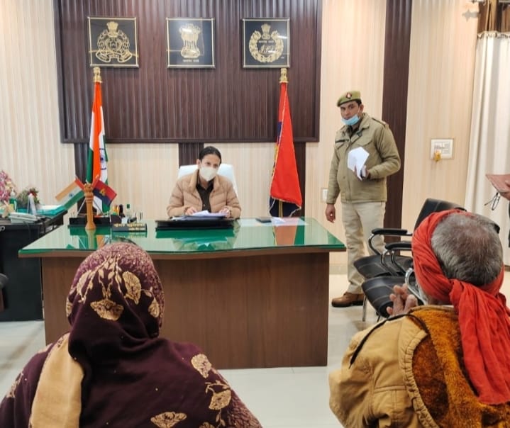 एसपी ने पुलिस कार्यालय में लोगो की सुनी समस्याएं-आंचलिक ख़बरें-अश्विनी कुमार श्रीवास्तव 1 WhatsApp Image 2023 01 04 at 8.34.55 AM