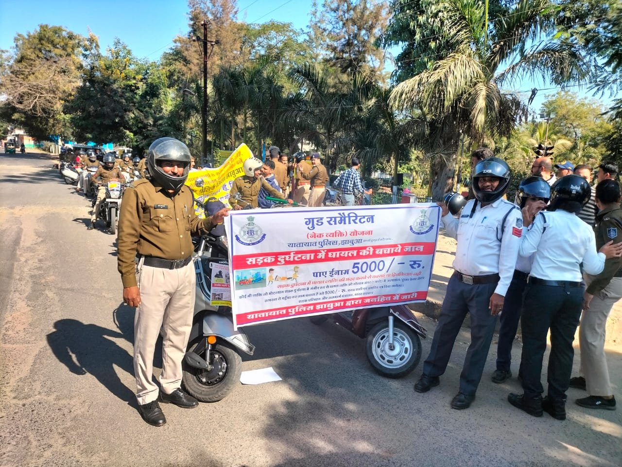 संपूर्ण जिले में यातायात जागरूकता हेतु झाबुआ पुलिस ने हेलमेट लगाकर वाहन रैली निकाली-आँचलिक ख़बरें-राजेंद्र राठौर 1 WhatsApp Image 2023 01 11 at 2.01.30 PM