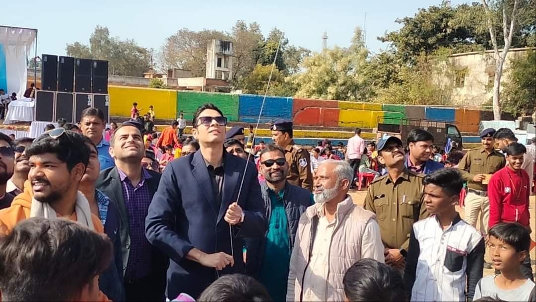 मकर संक्रांति पर्व में कलेक्टर और पुलिस अधीक्षक ने भी पतंगबाजी कर लड़ाया पेंच-आंचलिक ख़बरें-रमेश कुमार पाण्डे 1 WhatsApp Image 2023 01 14 at 9.01.26 PM