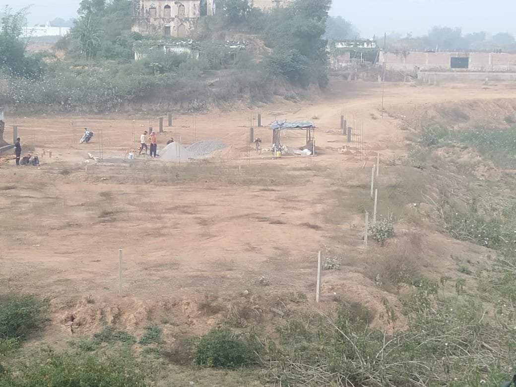 अवैध रूप से पैश्वनी नदी को पाटने में जुटे भूमाफिया-आंचलिक ख़बरें-मनीष गर्ग 1 WhatsApp Image 2023 01 30 at 12.11.13 PM
