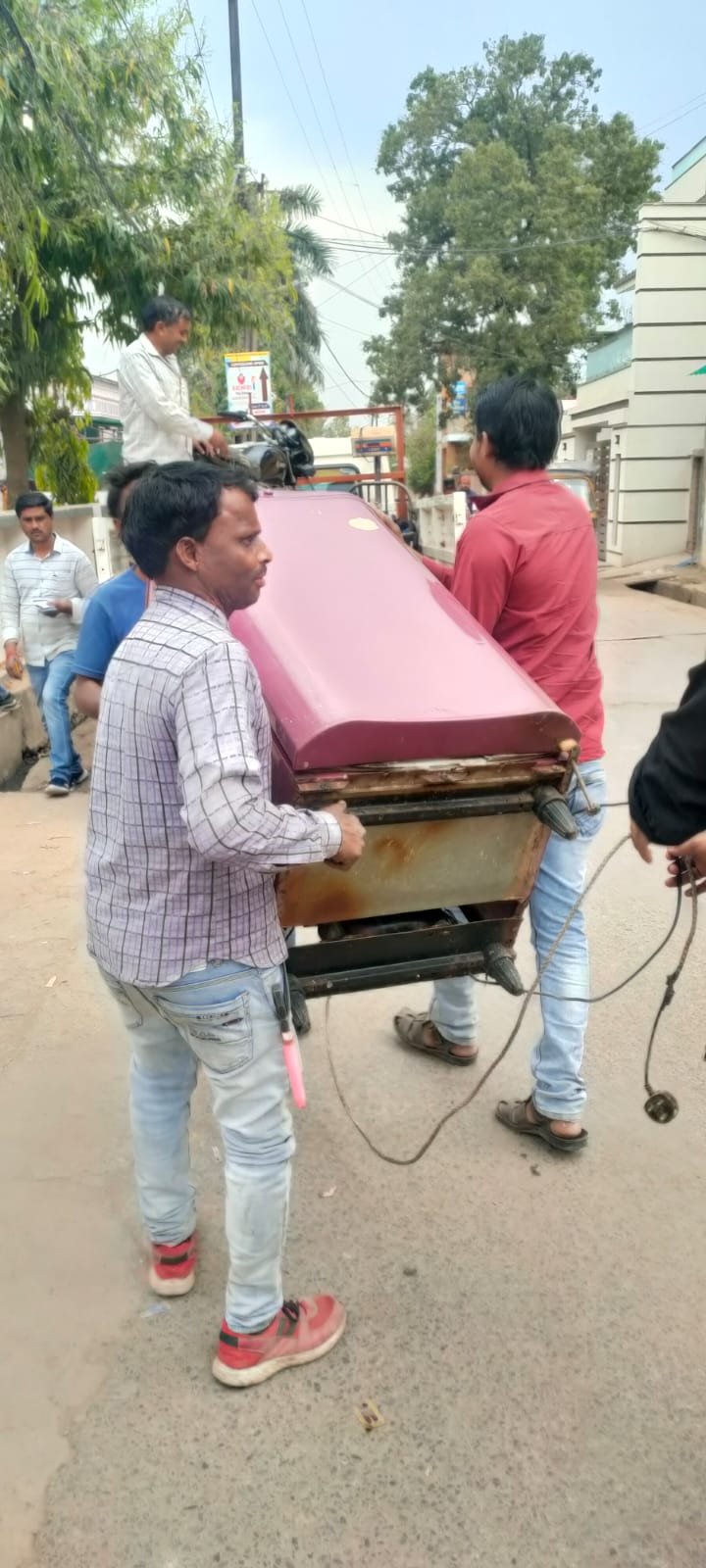 बिल जमा न करने वालो पर हुई कुर्की की कार्रवाई 1 WhatsApp Image 2023 03 15 at 9.56.03 PM 1