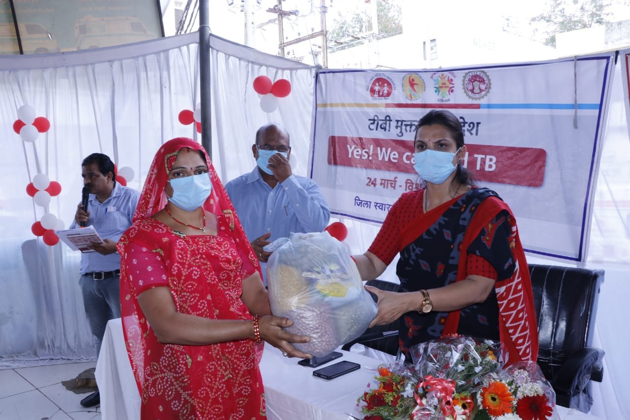 विश्व क्षय रोग दिवस, 2023 हेतु राष्ट्रीय क्षय उन्मूलन कार्यक्रम के अंतर्गत पोषण आहार वितरण कार्यक्रम का हुआ आयोजन 1 WhatsApp Image 2023 03 24 at 3.28.07 PM 1