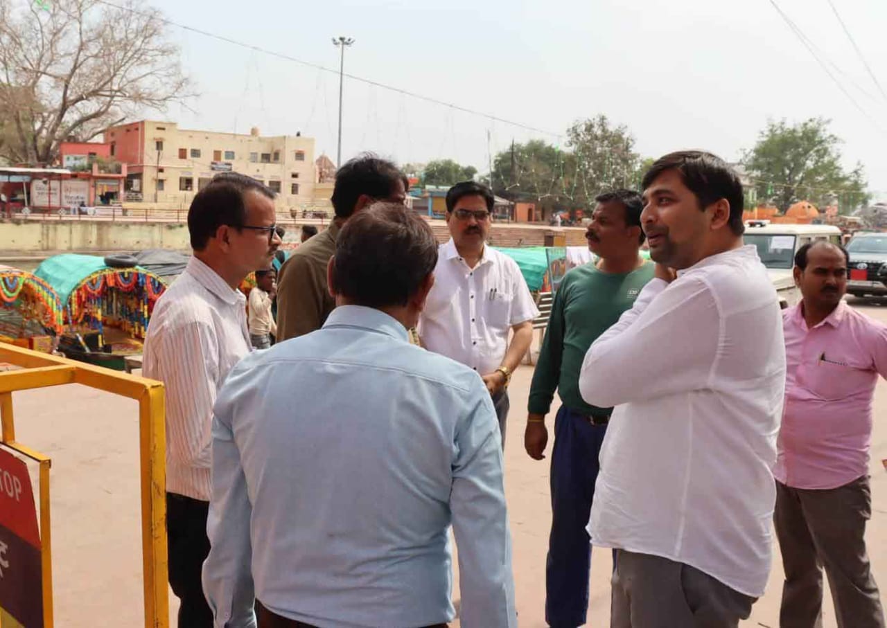 जिलाधिकारी ने लिया दीपोत्सव कार्यक्रम की व्यवस्थाओं का जायजा 1 WhatsApp Image 2023 03 31 at 6.10.25 AM