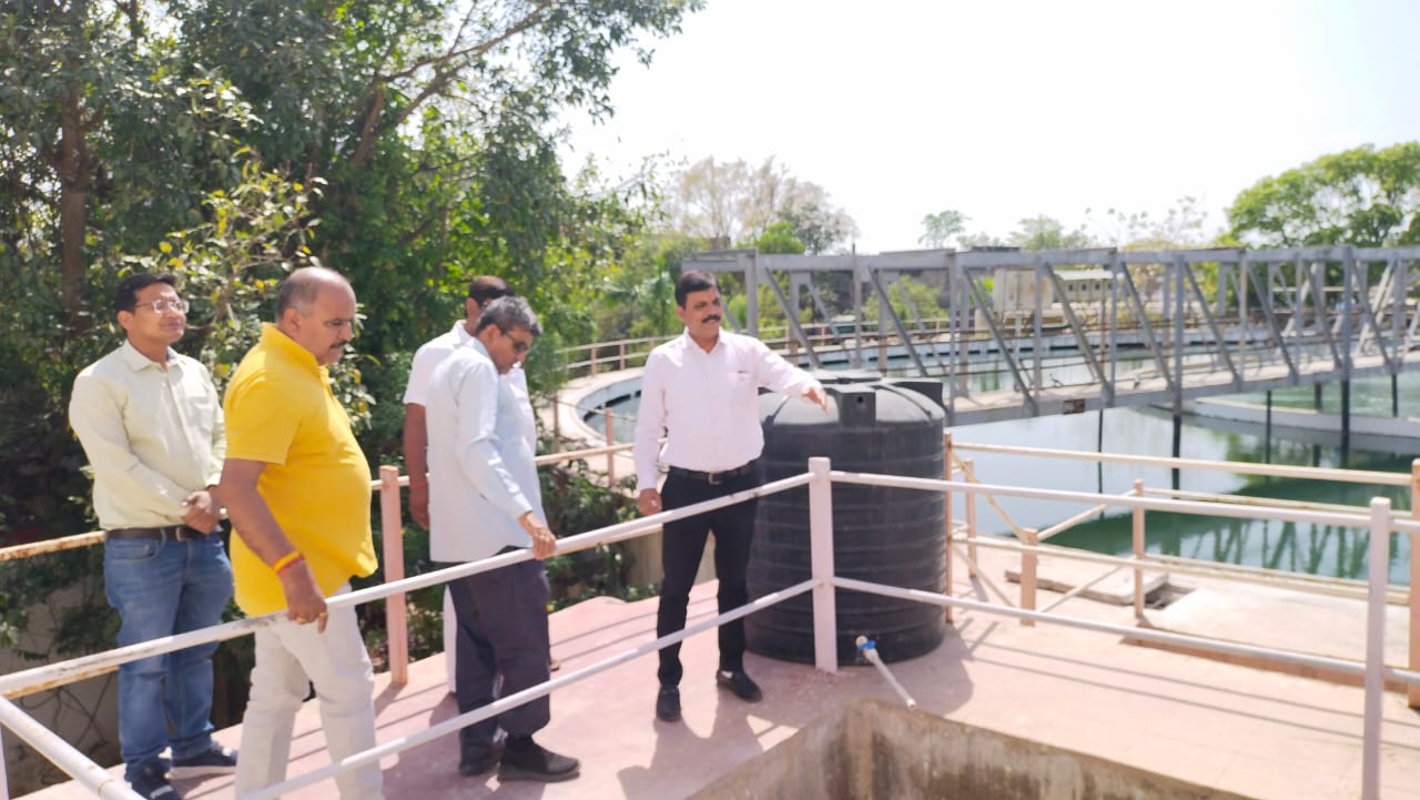 नगर निगम अध्यक्ष राजेश चतुर्वेदी ने फिल्टर प्लांट का किया निरीक्षण 1 WhatsApp Image 2023 04 06 at 3.19.14 PM