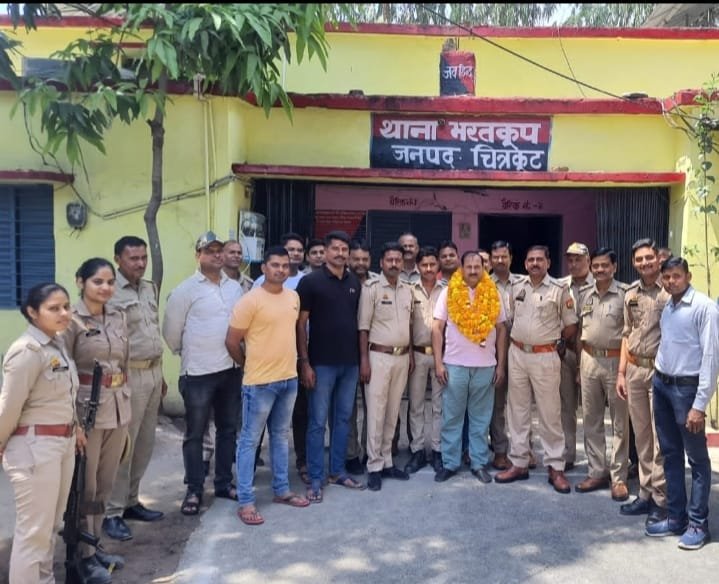 भरतकूप थाना में सेवा दे रहे मुंसी का स्थानांतरण ईमानदारी के नाम की हो रही चर्चा 1 WhatsApp Image 2023 04 09 at 35019 PM
