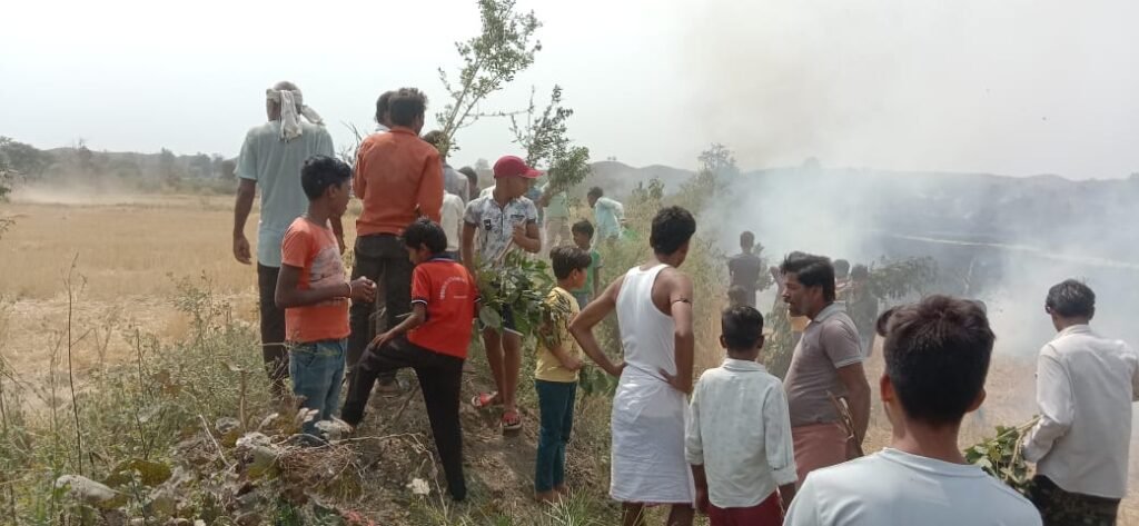 अज्ञात ने लगाई खेतों की नरवाई में आग, गांव के समीप तक पहुँची 2 WhatsApp Image 2023 04 15 at 15906 PM 1