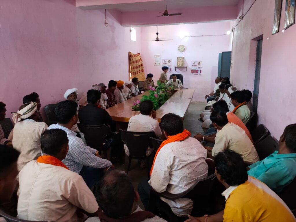 पुलिस अधीक्षक झाबुआ अगम जैन द्वारा दहेज दापा व परंपराओं में सुधार के लिए ग्राम तड़वी, सरपंच व वरिष्ठजन को समाज सुधार का दिया संदेश 2 WhatsApp Image 2023 04 18 at 20451 PM