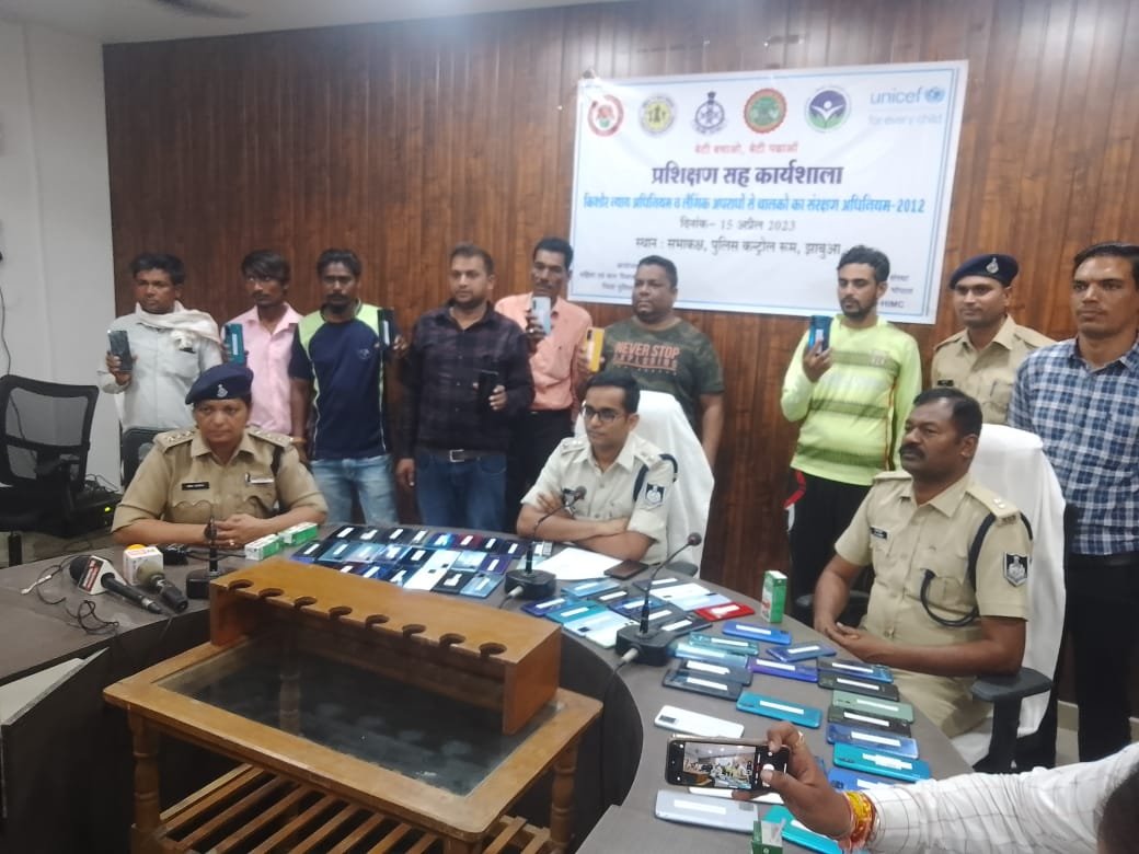 “पुलिस अधीक्षक झाबुआ द्वारा करीब 9 लाख कीमत के 70 गुम मोबाइल आवेदको को वापस लौटाये 1 WhatsApp Image 2023 04 18 at 23947 PM