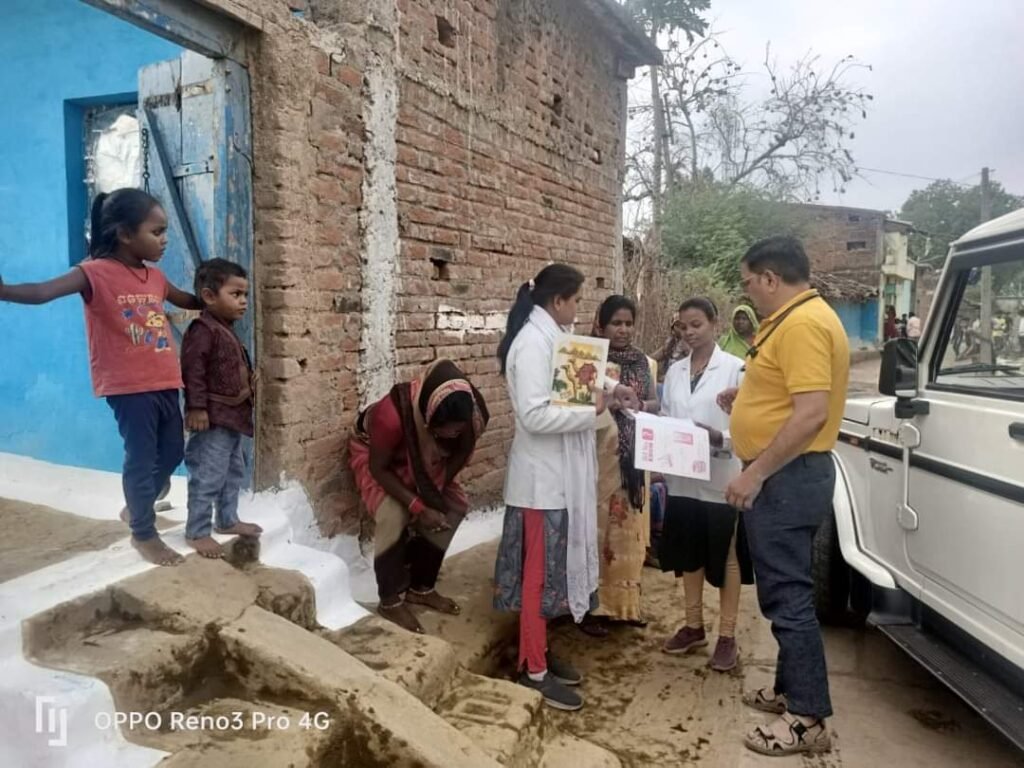मध्य प्रदेश के ग्राम भुड़सा में दाने और बुखार से प्रभावितों का इलाज शुरू 2 WhatsApp Image 2023 04 23 at 91348 AM