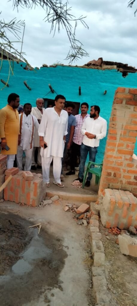 सतना मध्य प्रदेश में आंधी तूफान में घर गिरने की खबर सुनकर पीड़ित परिवार से मिलने पहुचे मध्यप्रदेश कांग्रेस कमेटी के प्रदेश महासचिव 2 WhatsApp Image 2023 04 29 at 72229 PM