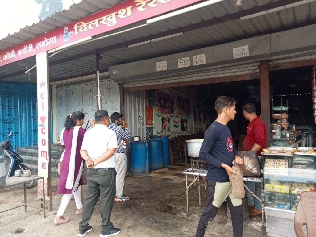 झाबुआ मध्य प्रदेश में बाल श्रम प्रतिषेध एवं विनियम अधिनियम के अंतर्गत होटलों का निरीक्षण किया 2 WhatsApp Image 2023 05 01 at 55150 PM 1
