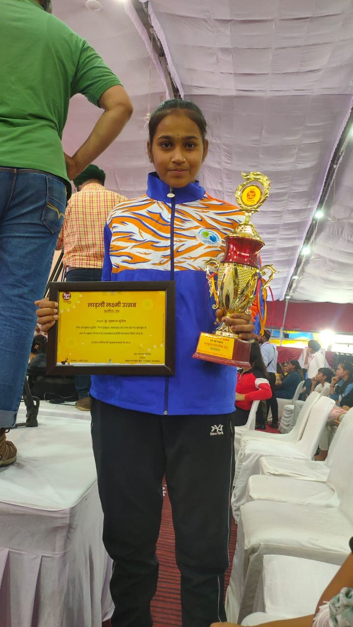 झाबुआ मध्य प्रदेश की तीरंदाजी खिलाडी कुमारी मुस्कान भूरिया को मुख्यमंत्री द्वारा सम्मानित किया गया 2 WhatsApp Image 2023 05 02 at 52044 PM