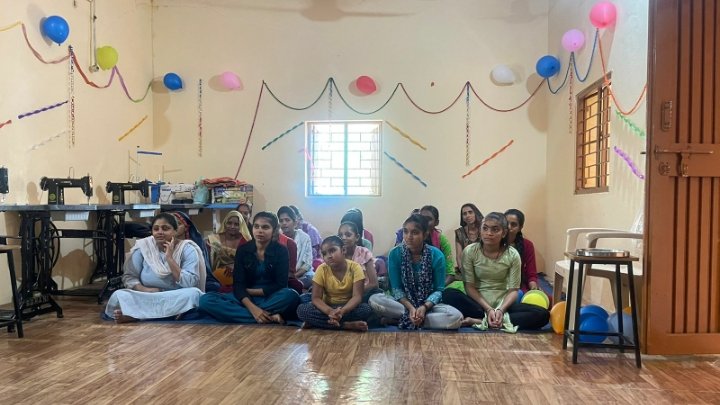 झाबुआ मध्य प्रदेश में जरूरतमंद महिलाओं के लिए निःशुल्क सिलाई प्रशिक्षण का आयोजन 2 WhatsApp Image 2023 05 07 at 33937 PM 1
