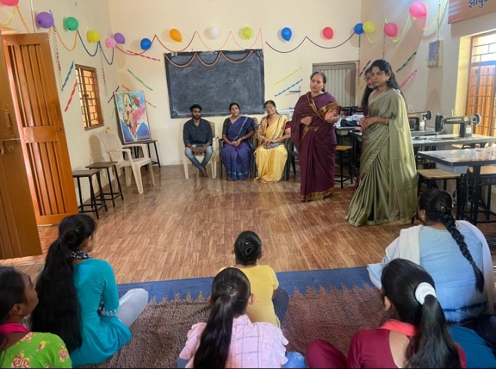 झाबुआ मध्य प्रदेश में जरूरतमंद महिलाओं के लिए निःशुल्क सिलाई प्रशिक्षण का आयोजन 3 WhatsApp Image 2023 05 07 at 33938 PM