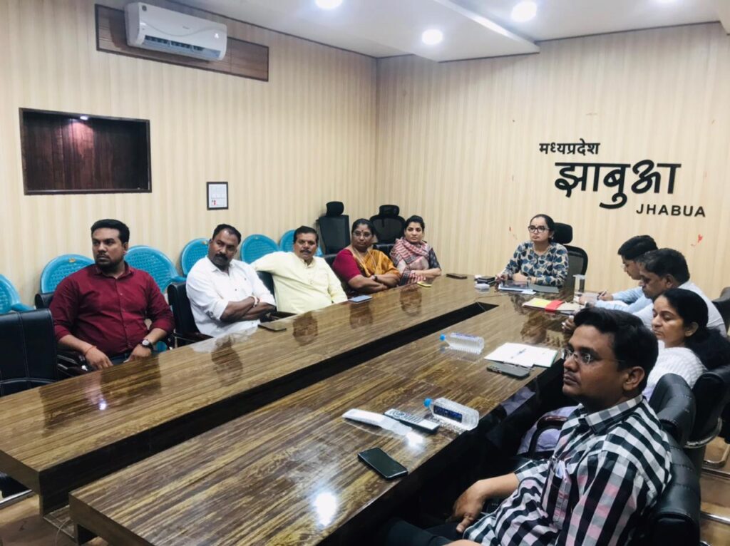 झाबुआ मध्य प्रदेश में मुख्यमंत्री द्वारा मुख्यमंत्री जनसेवा के द्वितीय चरण के संबंध में वीडियों काॅन्फ्रेसिंग 2 WhatsApp Image 2023 05 09 at 54658 PM
