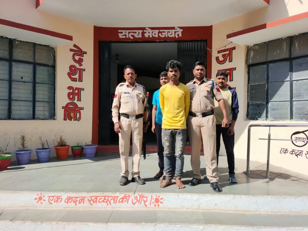 झाबुआ मध्य प्रदेश में कुख्यात निगरानी बदमाश महेश को अवैध शराब व देशी कट्टे के साथ किया गिरफ्तार 2 WhatsApp Image 2023 05 09 at 55646 PM