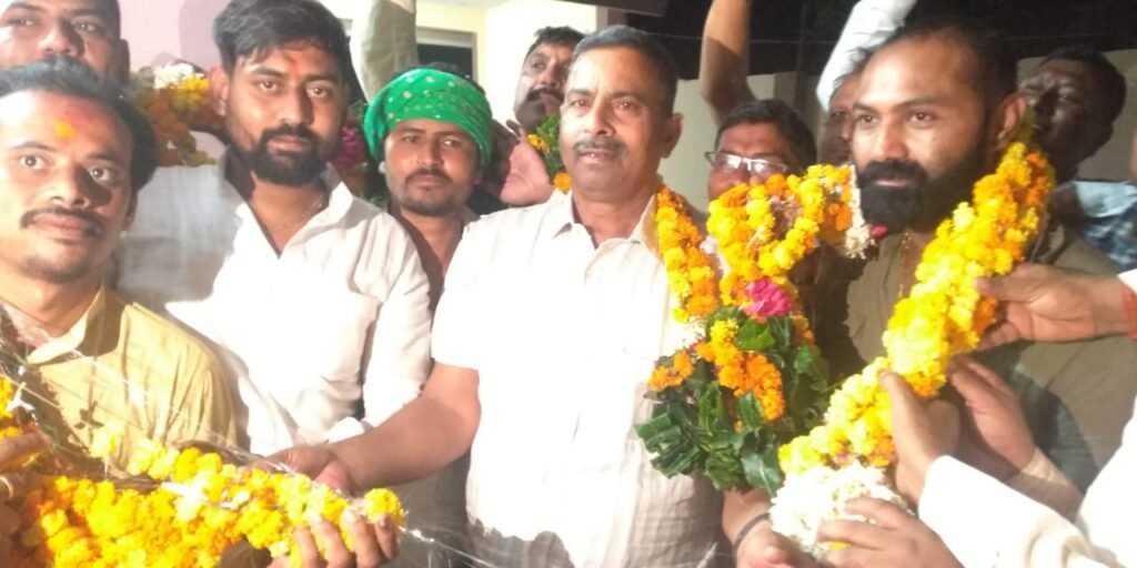 चित्रकूट उत्तर प्रदेश में भाजपा से अमित द्विवेदी ने मऊ नगर पंचायत अध्यक्ष पद के लिएहैट्रिक जीत हासिल की 2 WhatsApp Image 2023 05 14 at 83250 AM