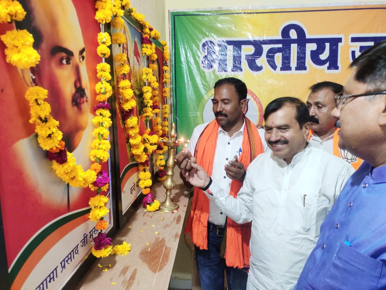 भारतीय जनता पार्टी झाबुआ जिले की बैठक संपन्न, महा जनसंपर्क अभियान को लेकर बनाई गई कार्य योजना 1 WhatsApp Image 2023 05 21 at 95558 PM