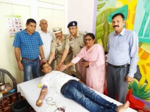 Blood Donation Camp में रक्त दान