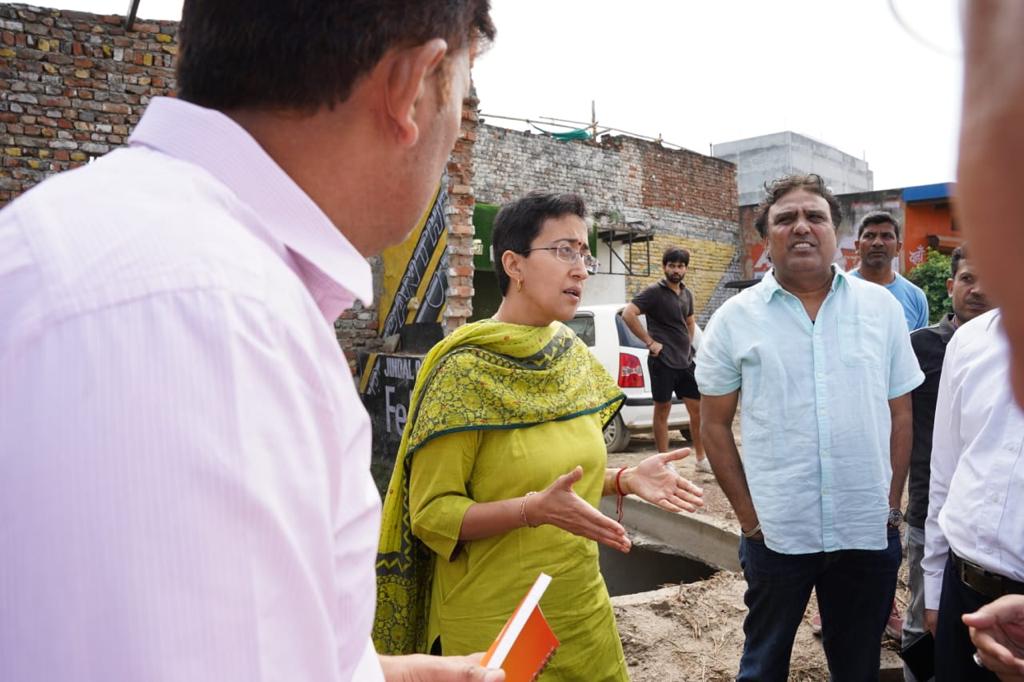 ग्रामीण दिल्ली में निरीक्षण के दौरान PWD Minister आतिशी