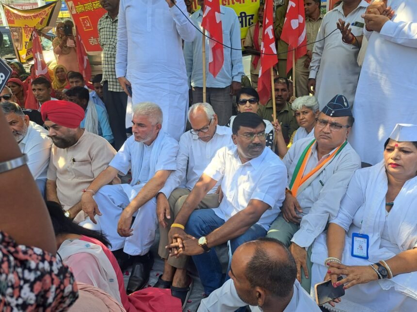 Cleaning Staff कर्मचारियों की हड़ताल