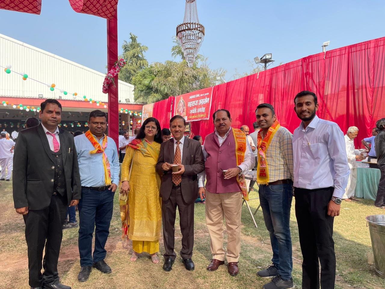 महाराजा अग्रसेन जयंती पर मौजूद अतिथिगण व सभा के पदाधिकारी।
