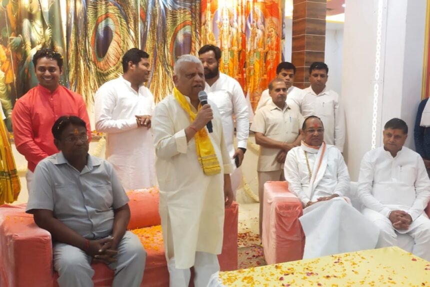 पूर्व विधायक रमेश गुप्ता लोगों को संबोधित करते हुए श्री खाटू धाम Ladwa के कपाट