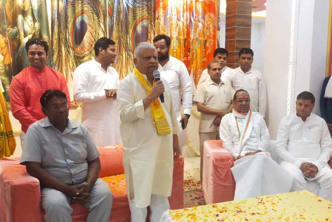 पूर्व विधायक रमेश गुप्ता लोगों को संबोधित करते हुए श्री खाटू धाम Ladwa के कपाट