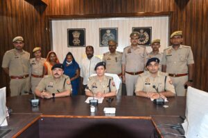 चित्रकूट Blind Murder का खुलासा घटना में सम्मिलित 03 अभियुक्त गिरफ्तार घटना में प्रयुक्त ई-रिक्शा, 1 अदद मोबाइल व 2 सिम बरामद 2 Untitled