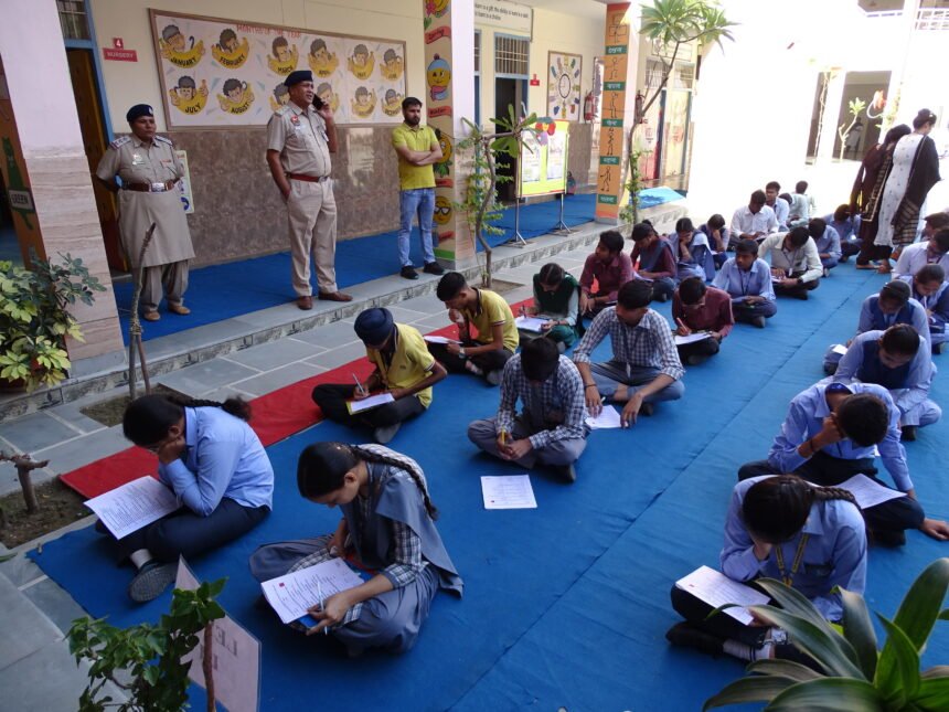 Education Department के सहयोग से संपन्न हुई खंड स्तरीय यातायात Quiz Exam 1 खंड स्तरीय यातायात Quiz Exam