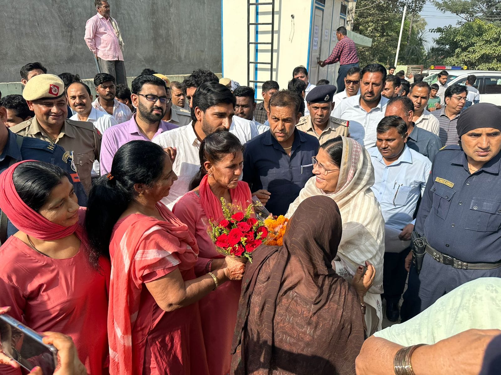 कमलेश ढांडा कुरुक्षेत्र जिले के विभिन्न गांवों में जनसंवाद कार्यक्रम के दौरान किया सीधा संवाद 3 जनसंवाद कार्यक्रम में मंत्री कमलेश ढांडा