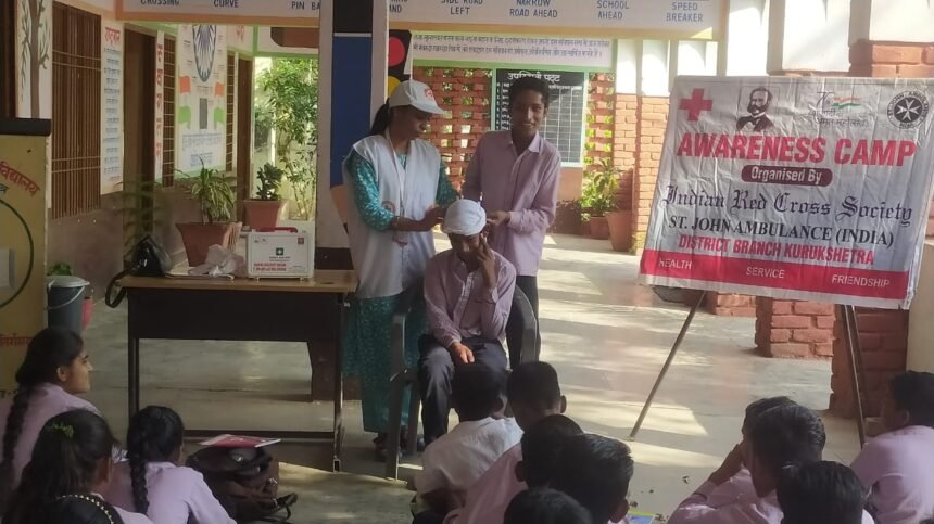 RedCross ने स्कूली बच्चों को First Aid, घायल की सहायता व गृह परिचर्या का दिया प्रशिक्षण 1 RedCross द्वारा बच्चों को दिया गया FirstAid प्रशिक्षण