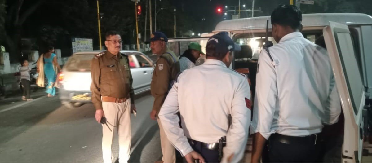यातायात Traffic Police द्वारा लोगो को किया जा रहा जागरूक