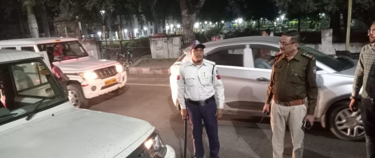 यातायात Traffic Police द्वारा लोगो को किया जा रहा जागरूक