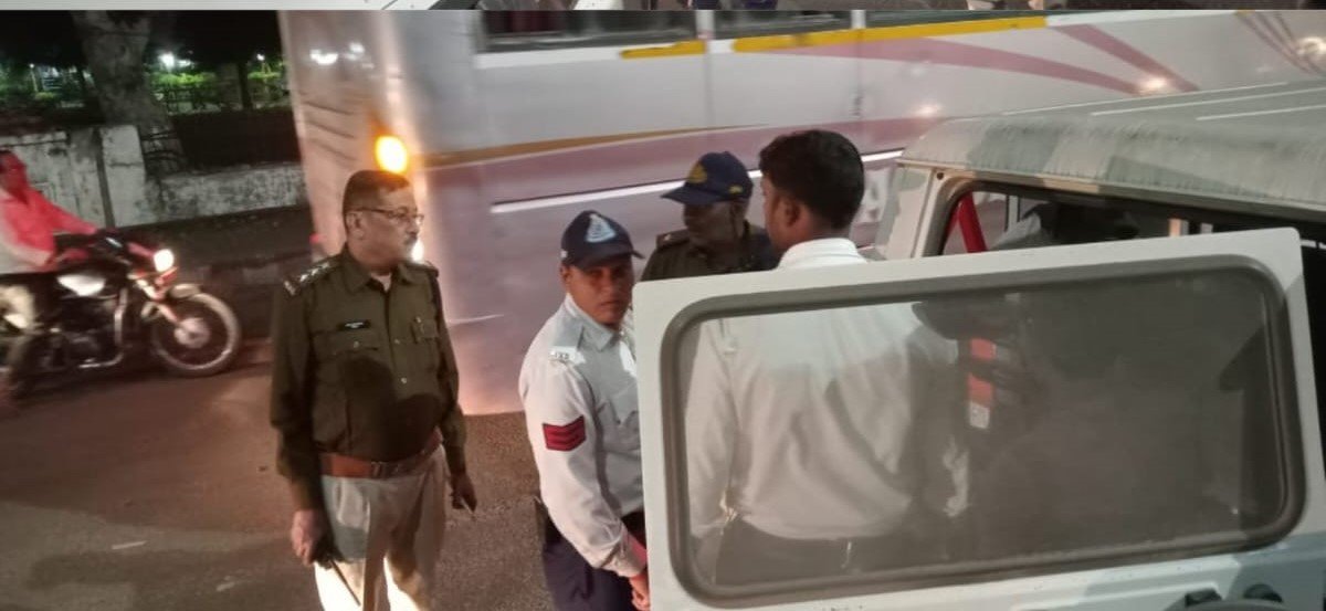 यातायात Traffic Police द्वारा लोगो को किया जा रहा जागरूक
