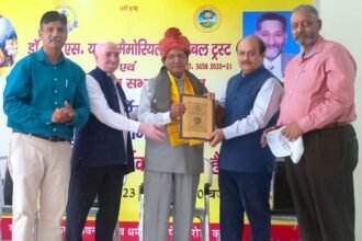 कृषि वैज्ञानिक डा. सी.बी. सिंह को सम्मानित करते हुए
