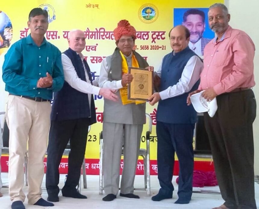 कृषि वैज्ञानिक डा. सी.बी. सिंह को सम्मानित करते हुए