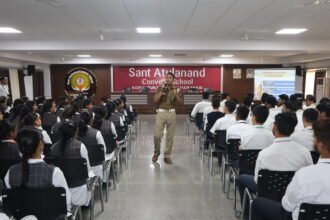 देवानंद बरनवाल ने ट्रैफिक नियमों की जानकारी दी