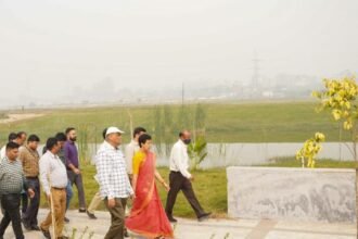 दिल्ली जल मंत्री-आतिशी झील का निरीक्षण किया