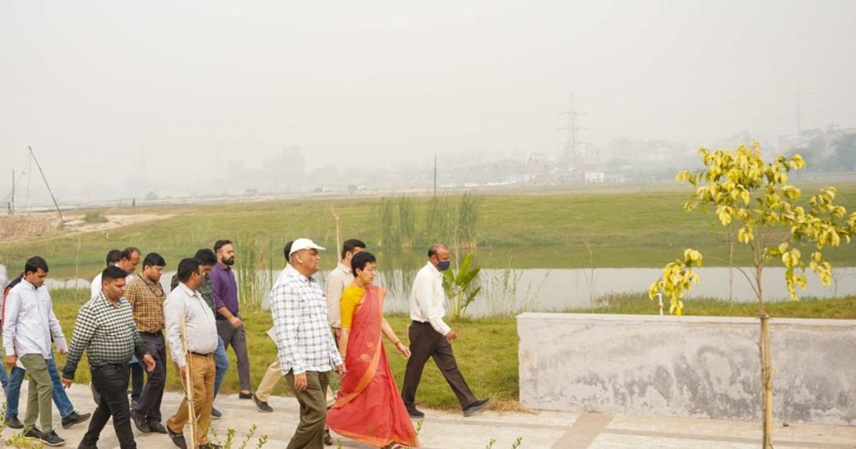 दिल्ली जल मंत्री-आतिशी झील का निरीक्षण किया
