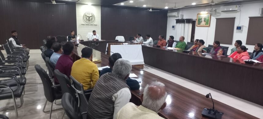 DM Chitrakoot ने Students के रिजल्ट सुधार को लेकर Principals के साथ बैठक