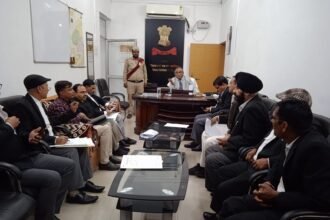 यातायात Traffic Police द्वारा लोगो को किया जा रहा जागरूक