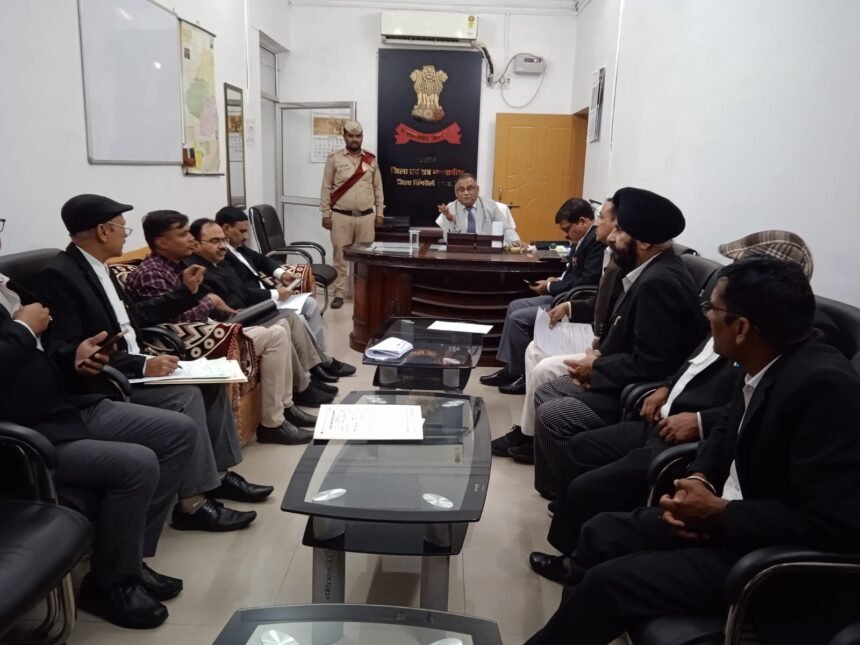 यातायात Traffic Police द्वारा लोगो को किया जा रहा जागरूक