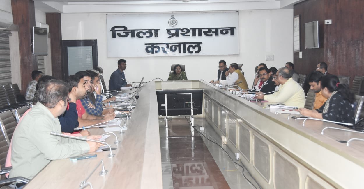 Vaishali Sharma ने जनसंवाद की लंबित शिकायतों की समीक्षा की 2 Dr.Vaishali Sharma द्वारा शिकायतों की समीक्षा