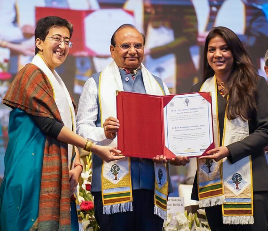 Convocation में शामिल होकर स्नातक छात्रों को डिग्री देकर किया सम्मानित 1 Convocation में सौंपी गई डिग्रिंया