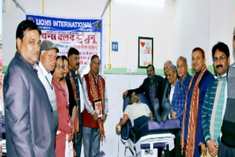 सेवा भावी व्यक्तियों ने किया Blood Donate