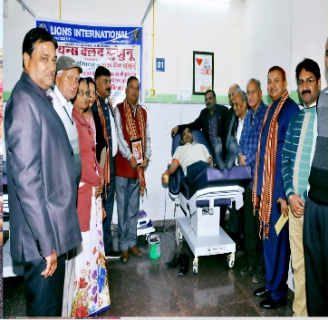 सेवा भावी व्यक्तियों ने किया Blood Donate
