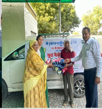 सेवा भावी व्यक्तियों ने किया Blood Donate